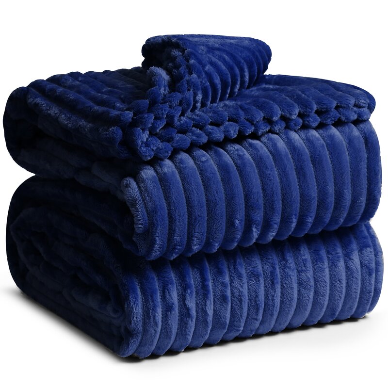 Мягкое синее одеяло